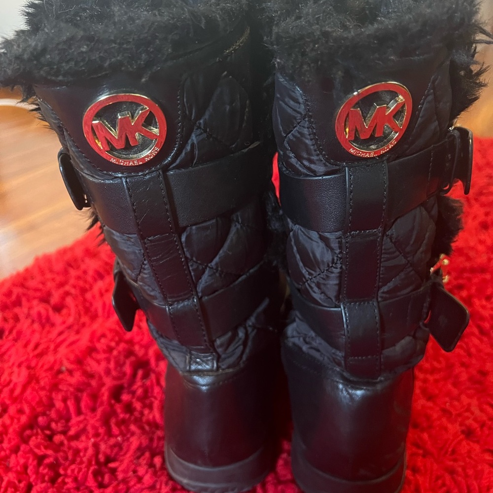 Michael Kors black leather /quilted bootie with fur. Size 8